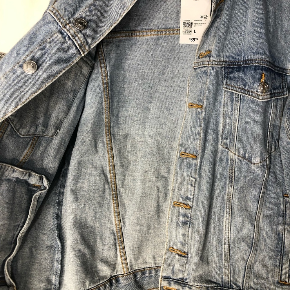 Forever 21 Jean Trucker Jacket Sz L NWT Lightwash Relaxed Casual Denim Classic - Picture 9 of 10